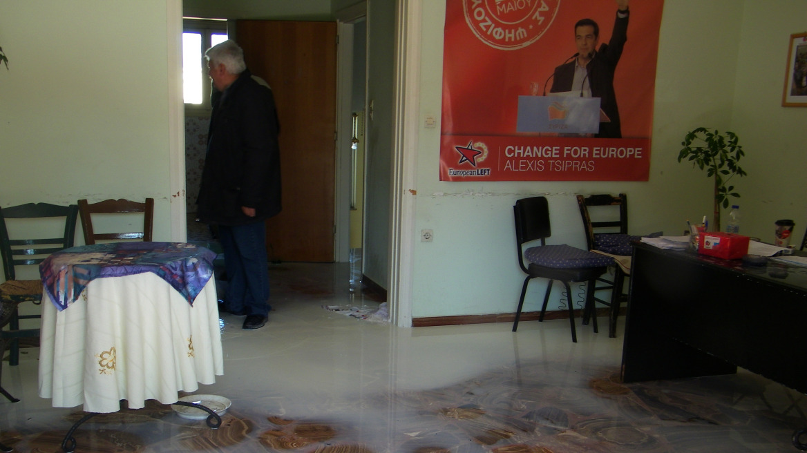 Ρέθυμνο: Αγρότες έριξαν γάλα και έκαψαν σημαίες του ΣΥΡΙΖΑ στα γραφεία του κόμματος